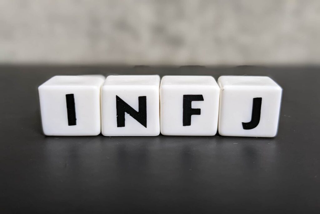 INFJ（提唱者）あるある！性格や特徴、仕事でのあるあるを紹介