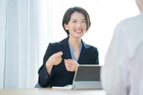 保険営業に向いてる人とは？働くメリットやデメリットも解説！