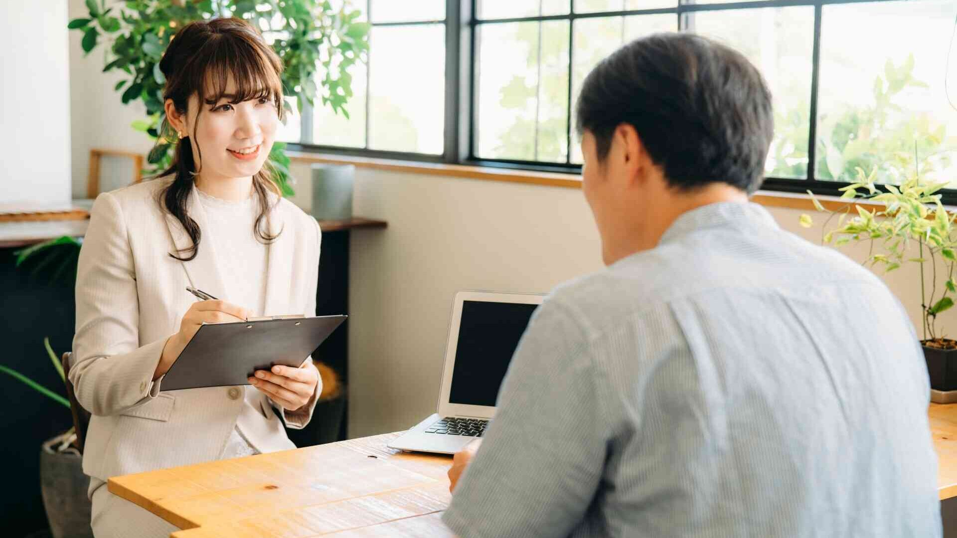 保険営業の仕事内容｜きつい理由や年収、向いている人を紹介