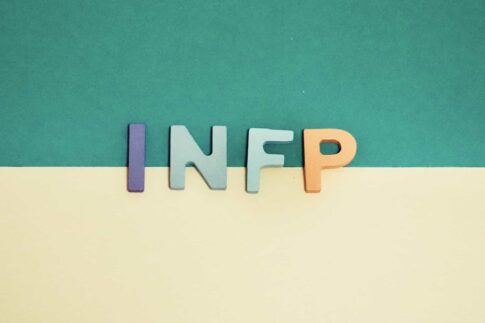 INFPが避けるべき仕事は？向いてない業界や職場の特徴も解説